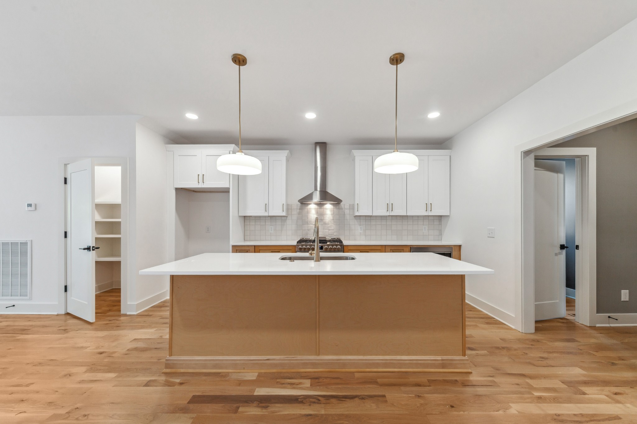 2706A Bronte Ave