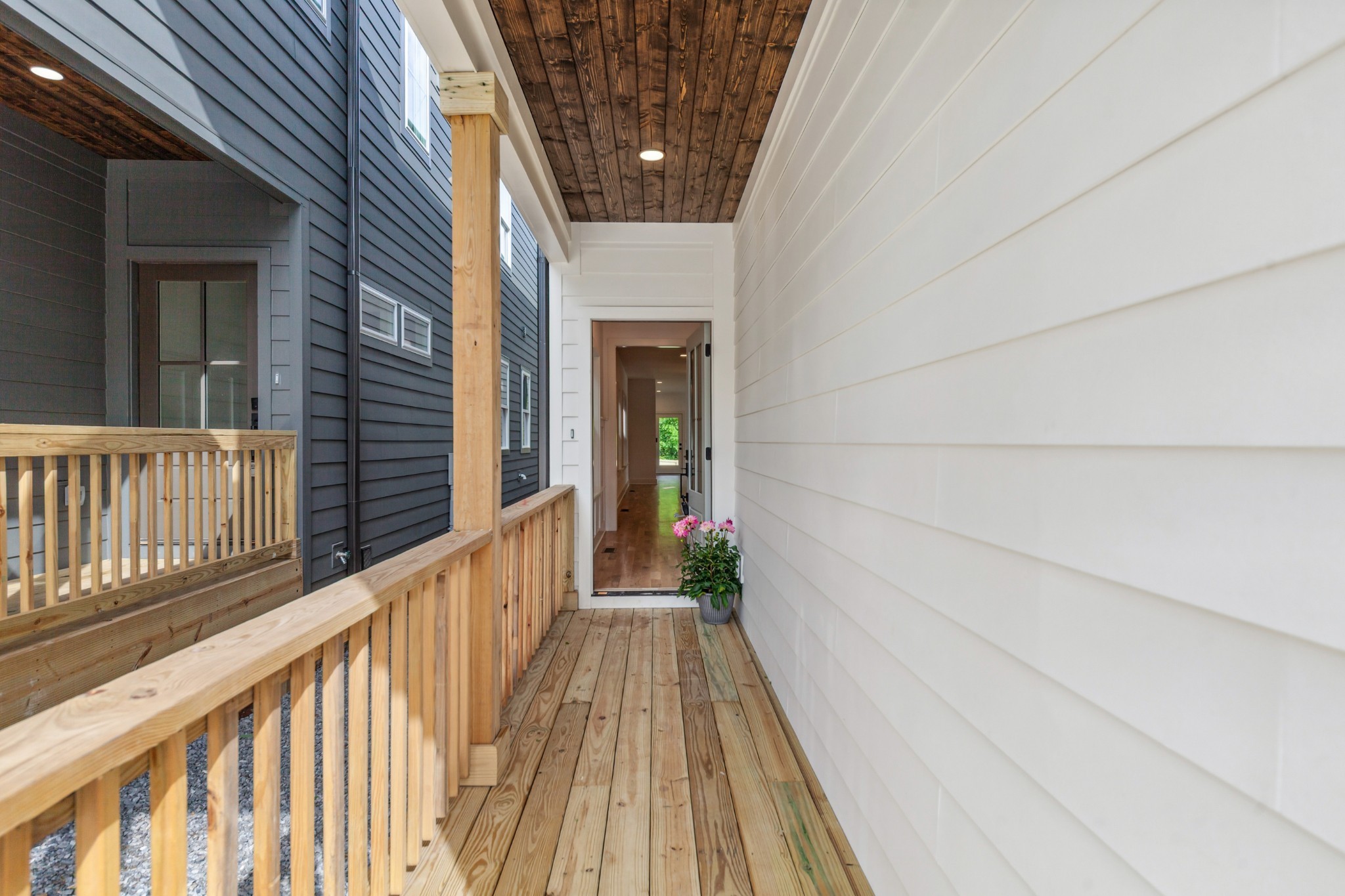2706A Bronte Ave