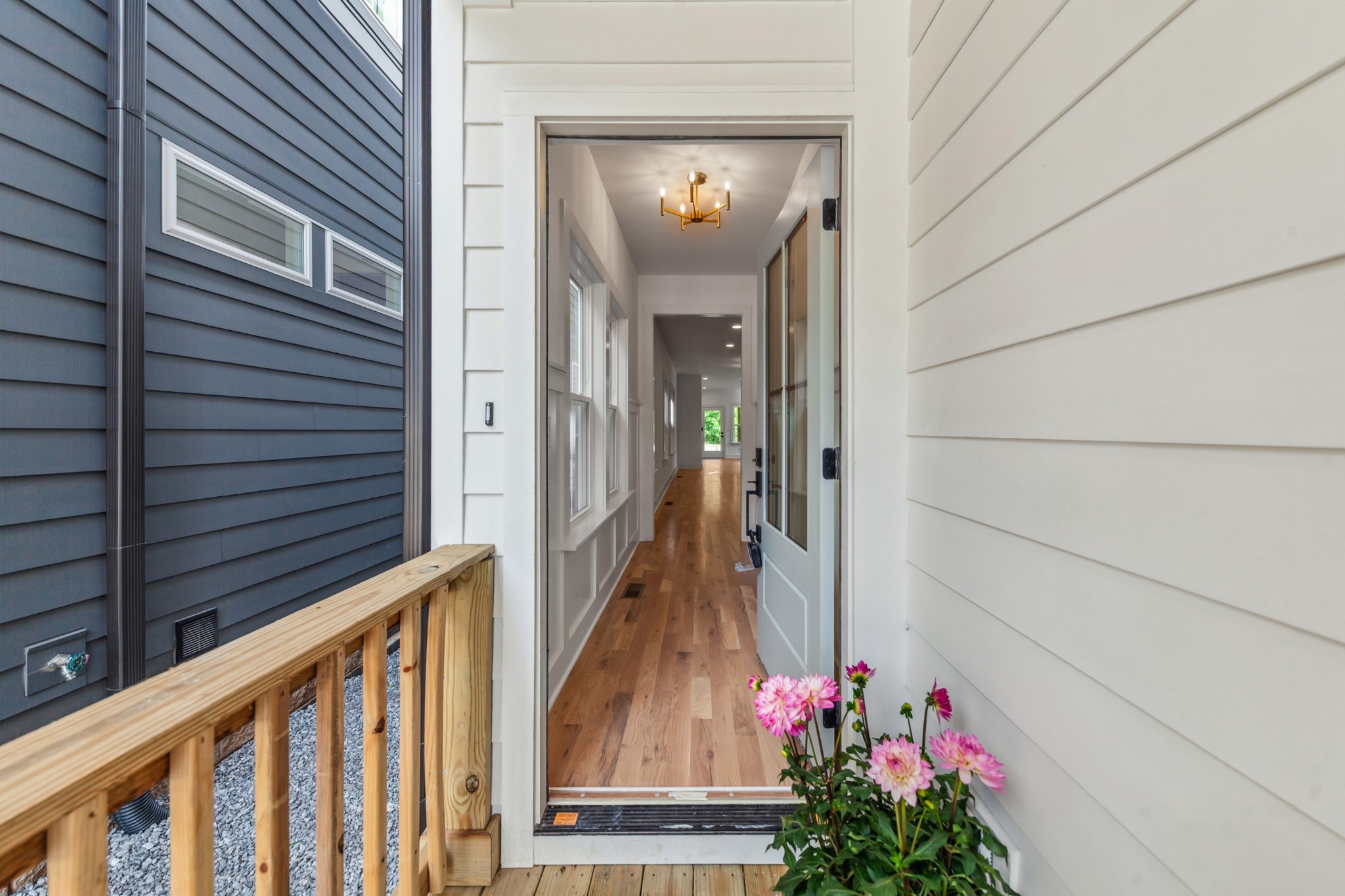 2706A Bronte Ave
