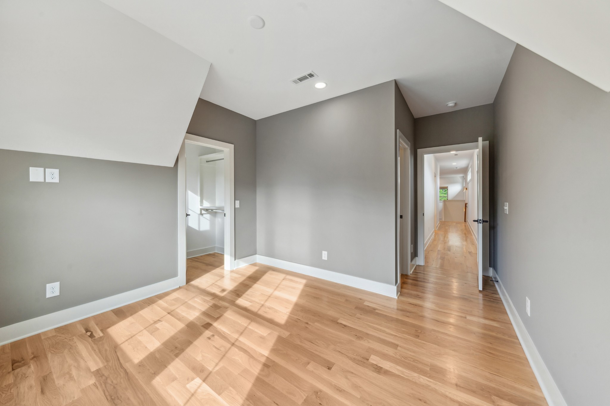 2706A Bronte Ave