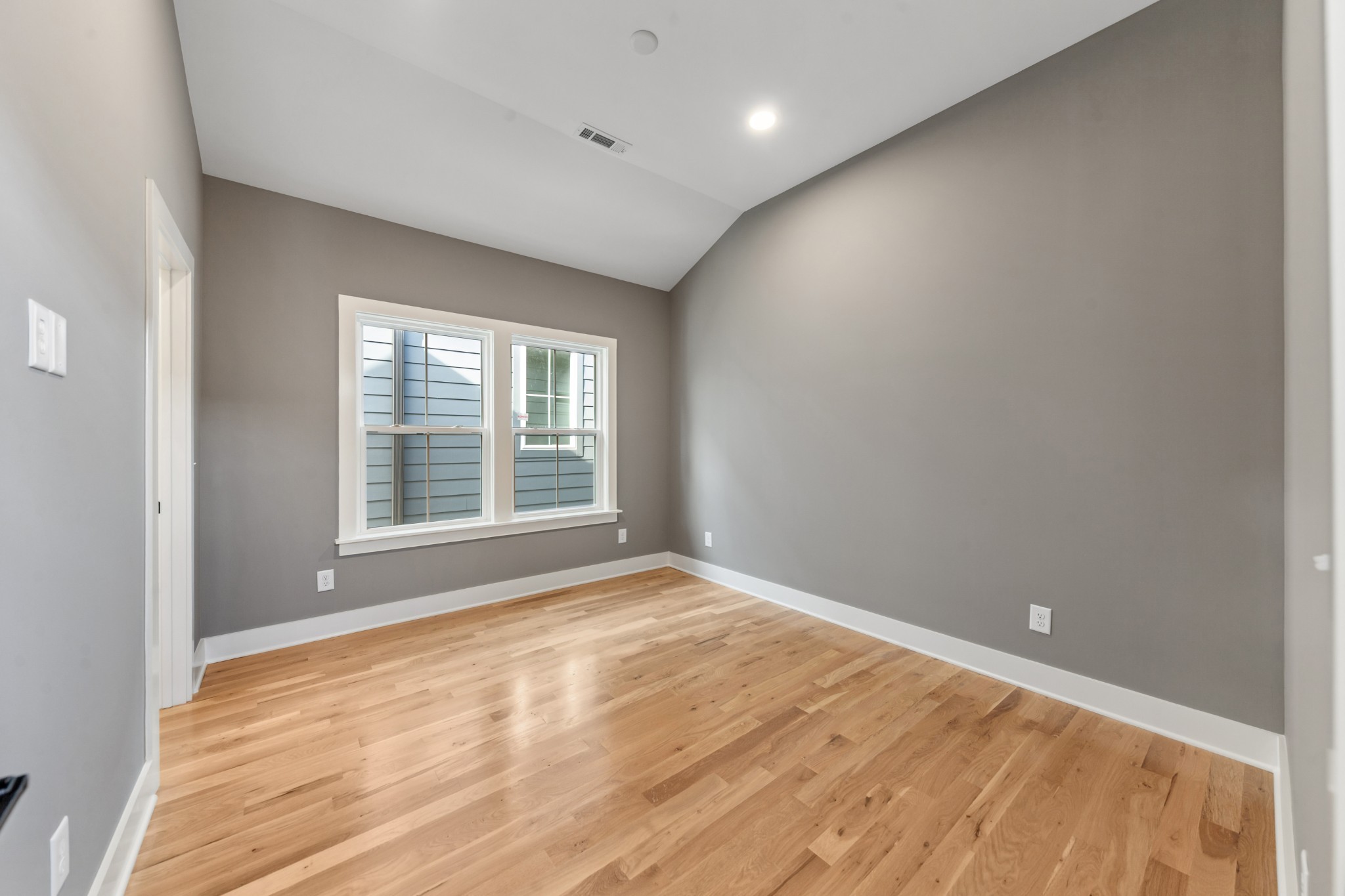 2706A Bronte Ave