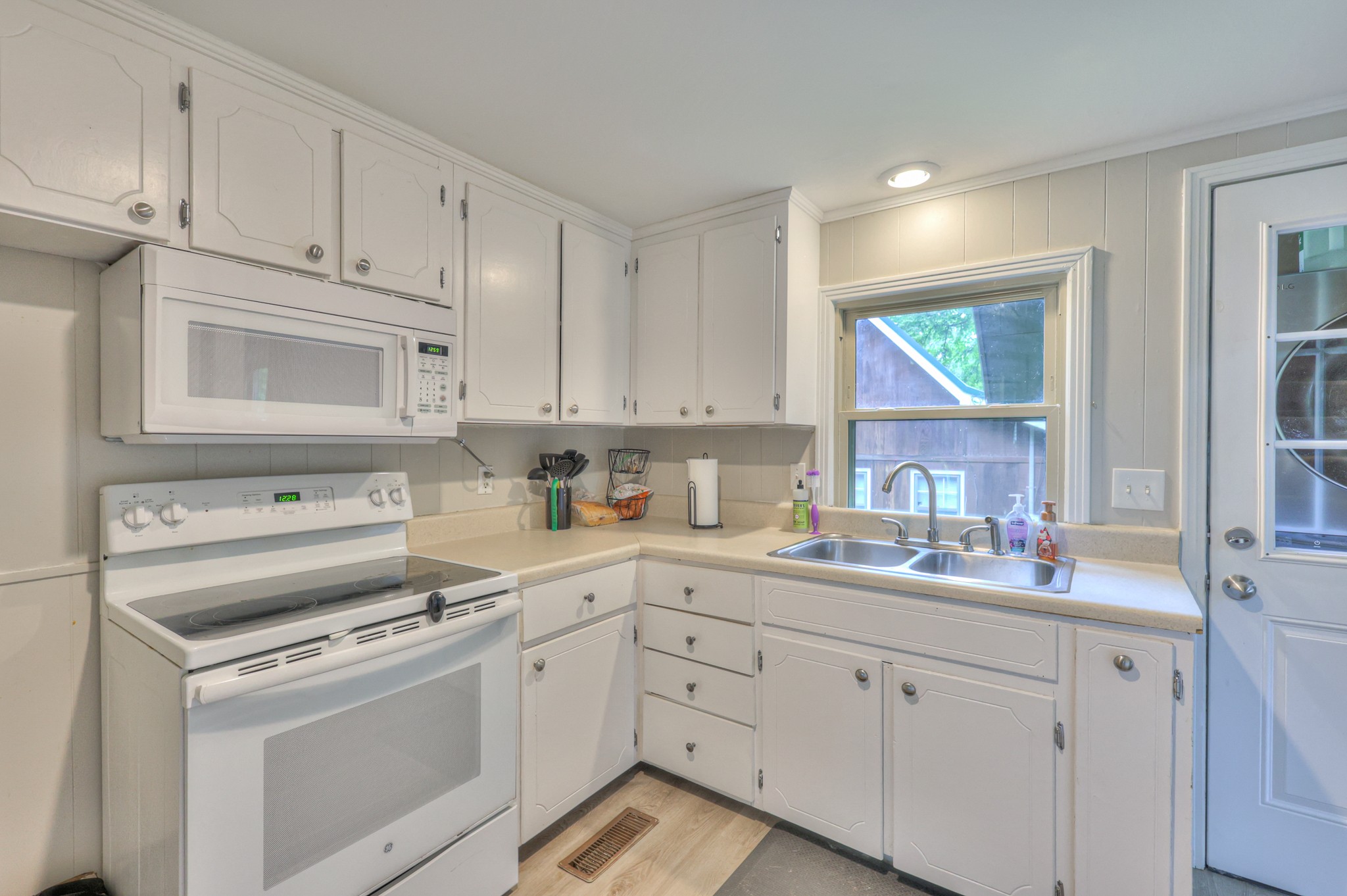 121 Rainbow Cir