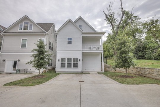 901 Curdwood Blvd