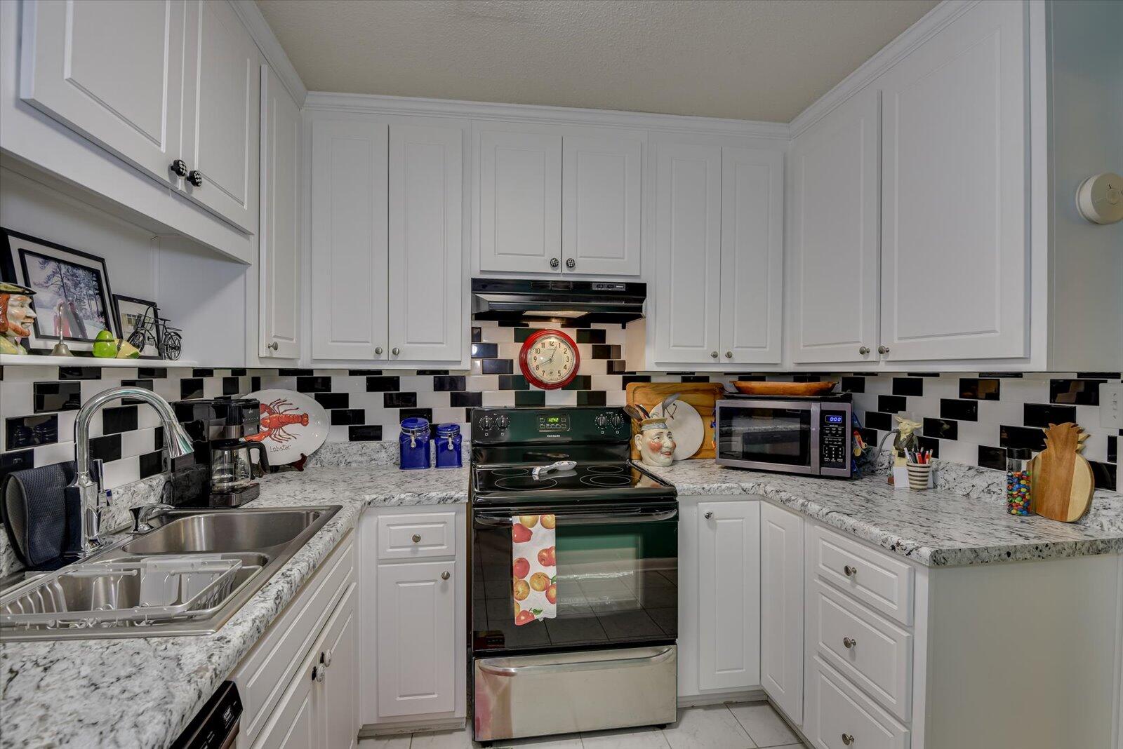 827 MILLEDGE Road Unit: D1