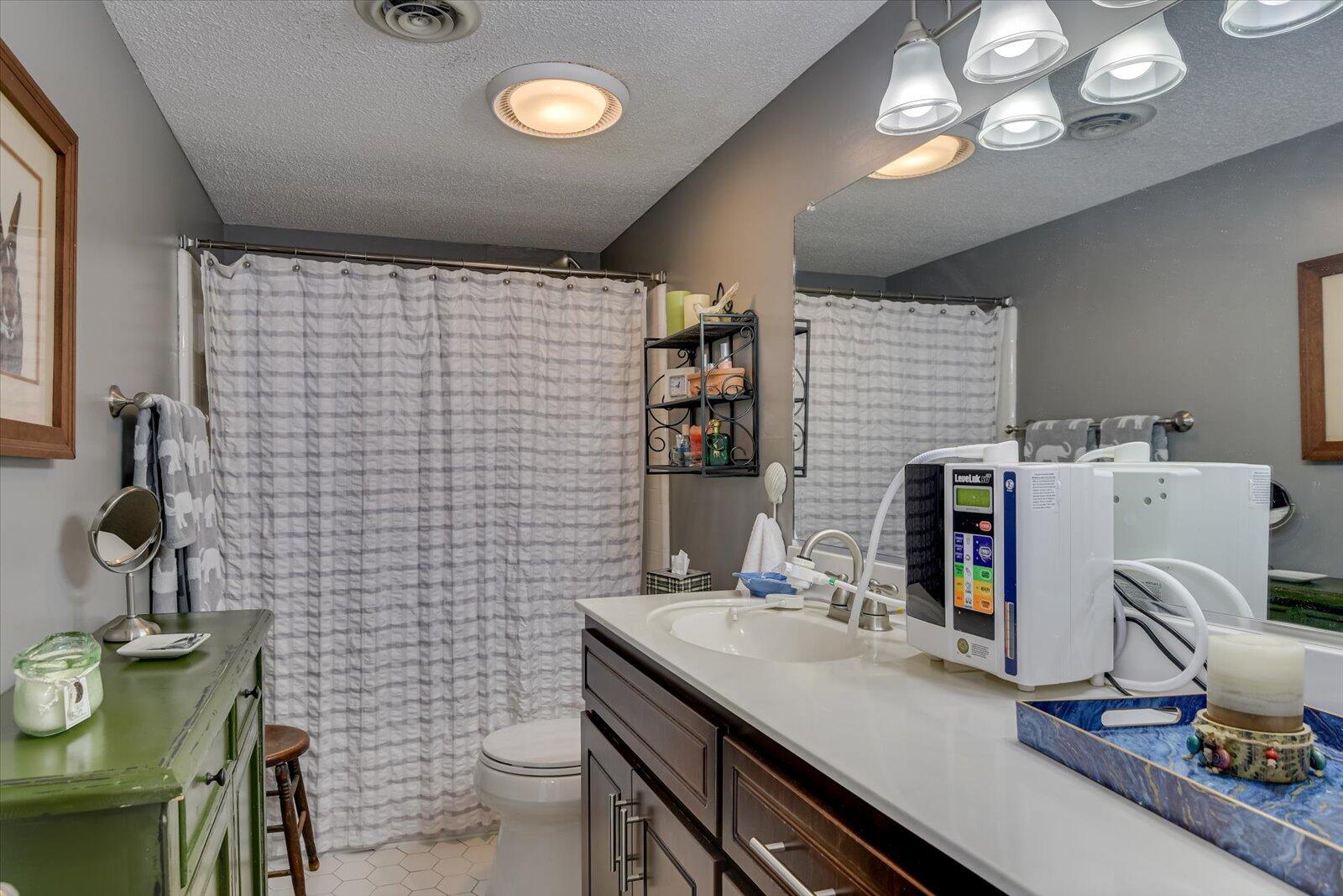 827 MILLEDGE Road Unit: D1