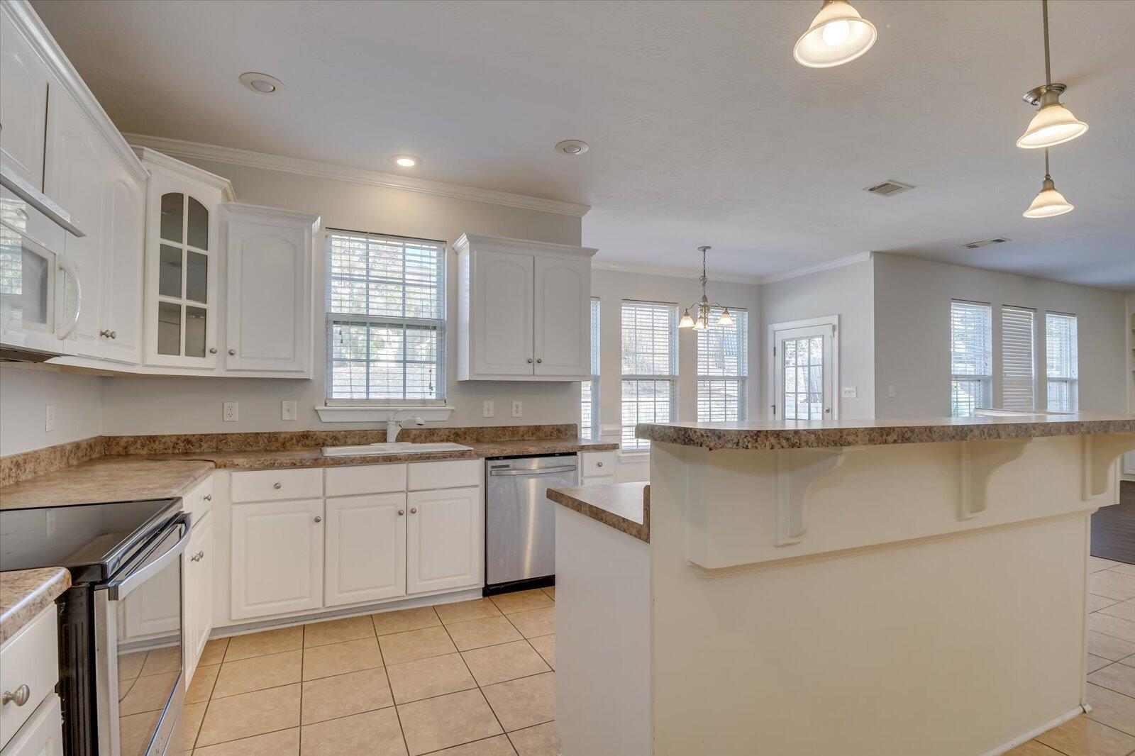 1650 JAMESTOWN Avenue