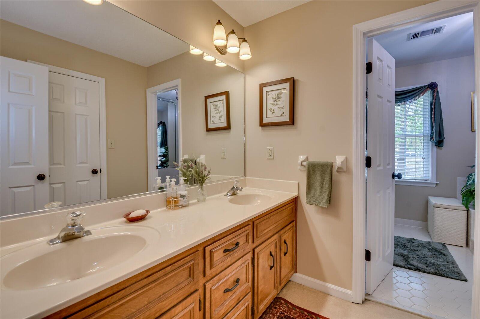 4196 N KNOLLCREST Circle