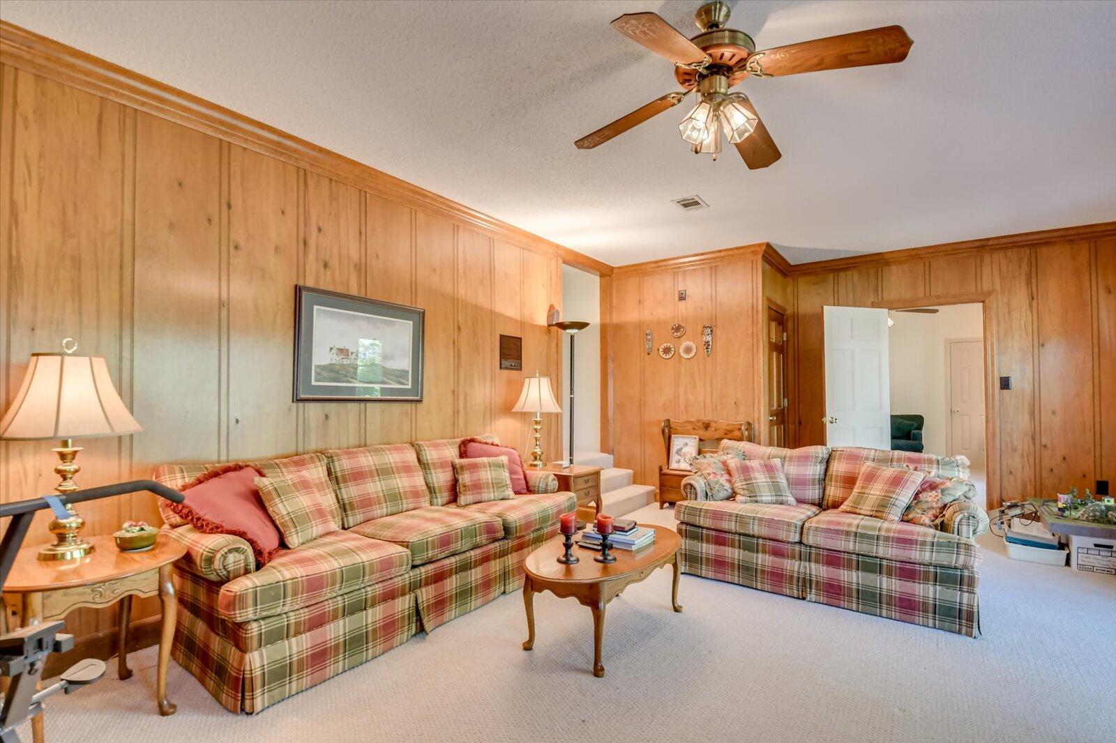 4196 N KNOLLCREST Circle