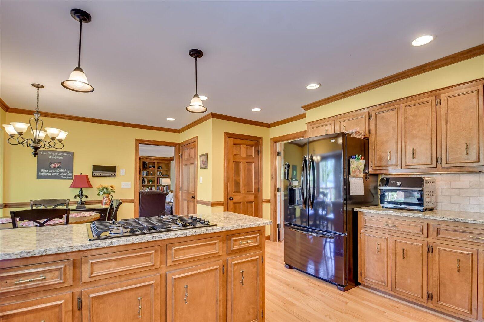 4196 N KNOLLCREST Circle