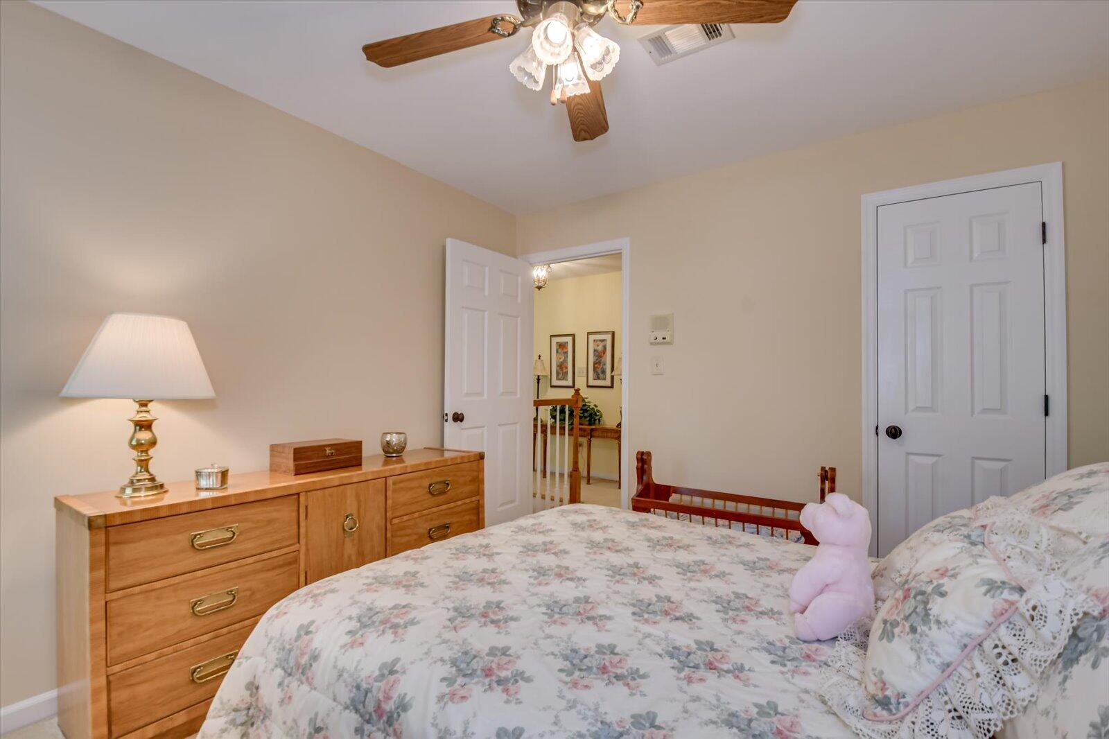 4196 N KNOLLCREST Circle