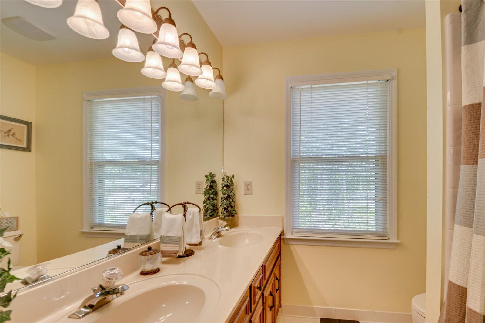 4196 N KNOLLCREST Circle