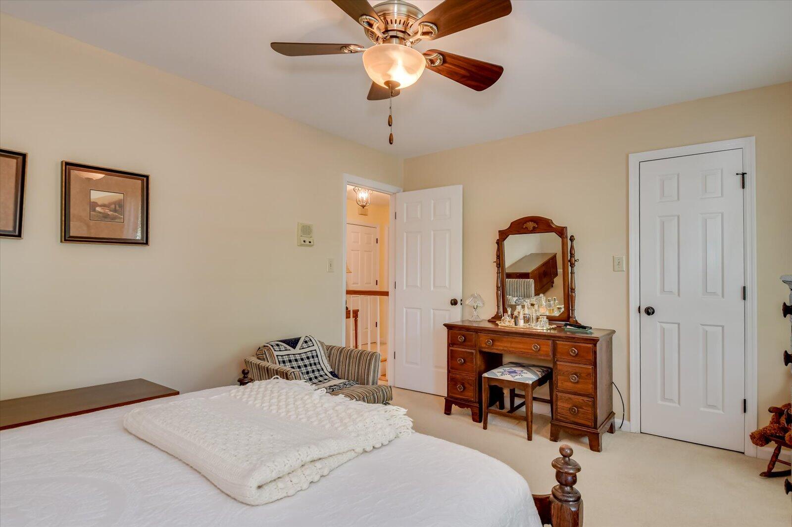 4196 N KNOLLCREST Circle