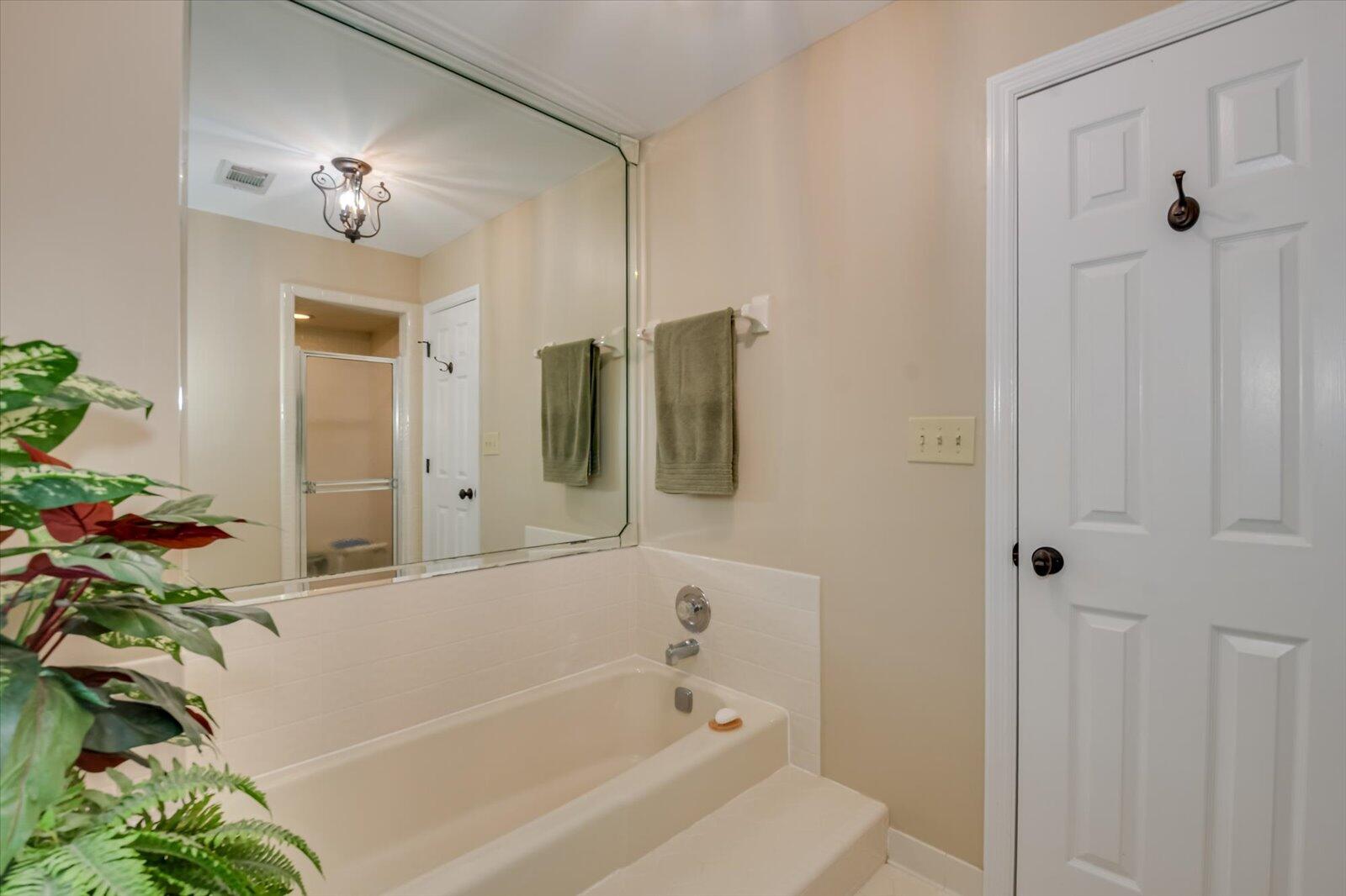 4196 N KNOLLCREST Circle