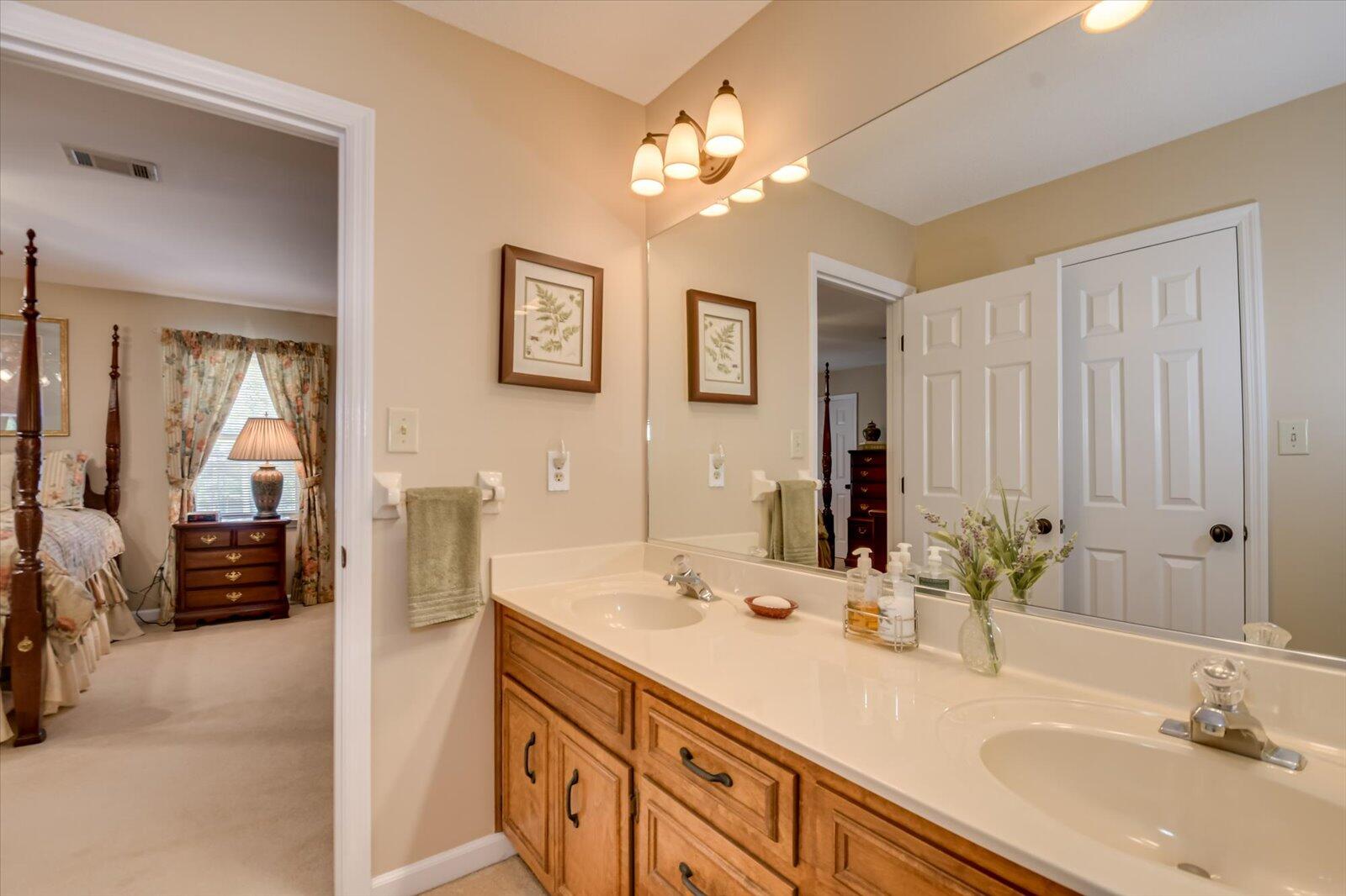 4196 N KNOLLCREST Circle