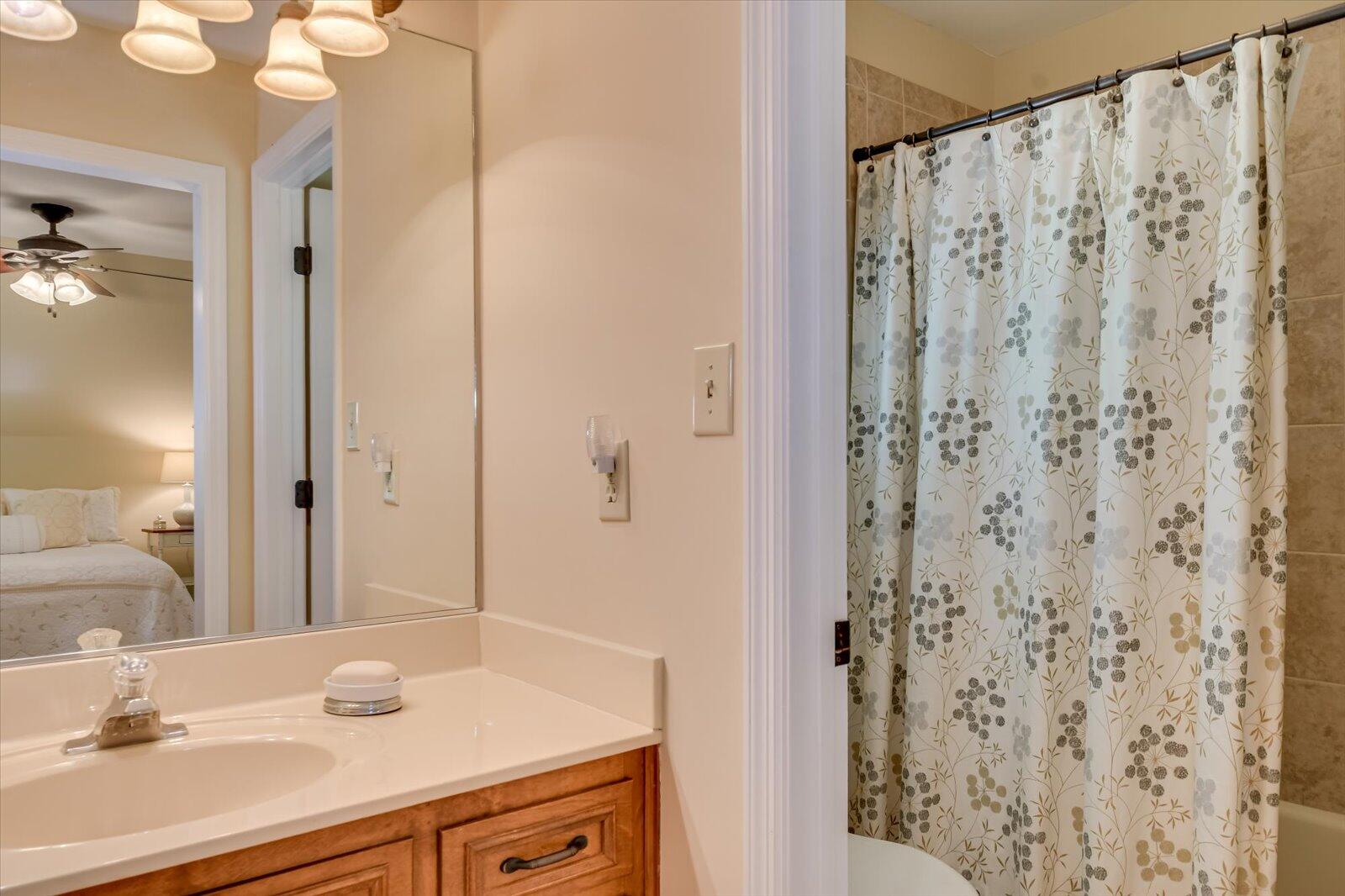 4196 N KNOLLCREST Circle