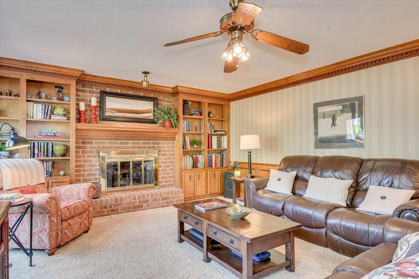 4196 N KNOLLCREST Circle