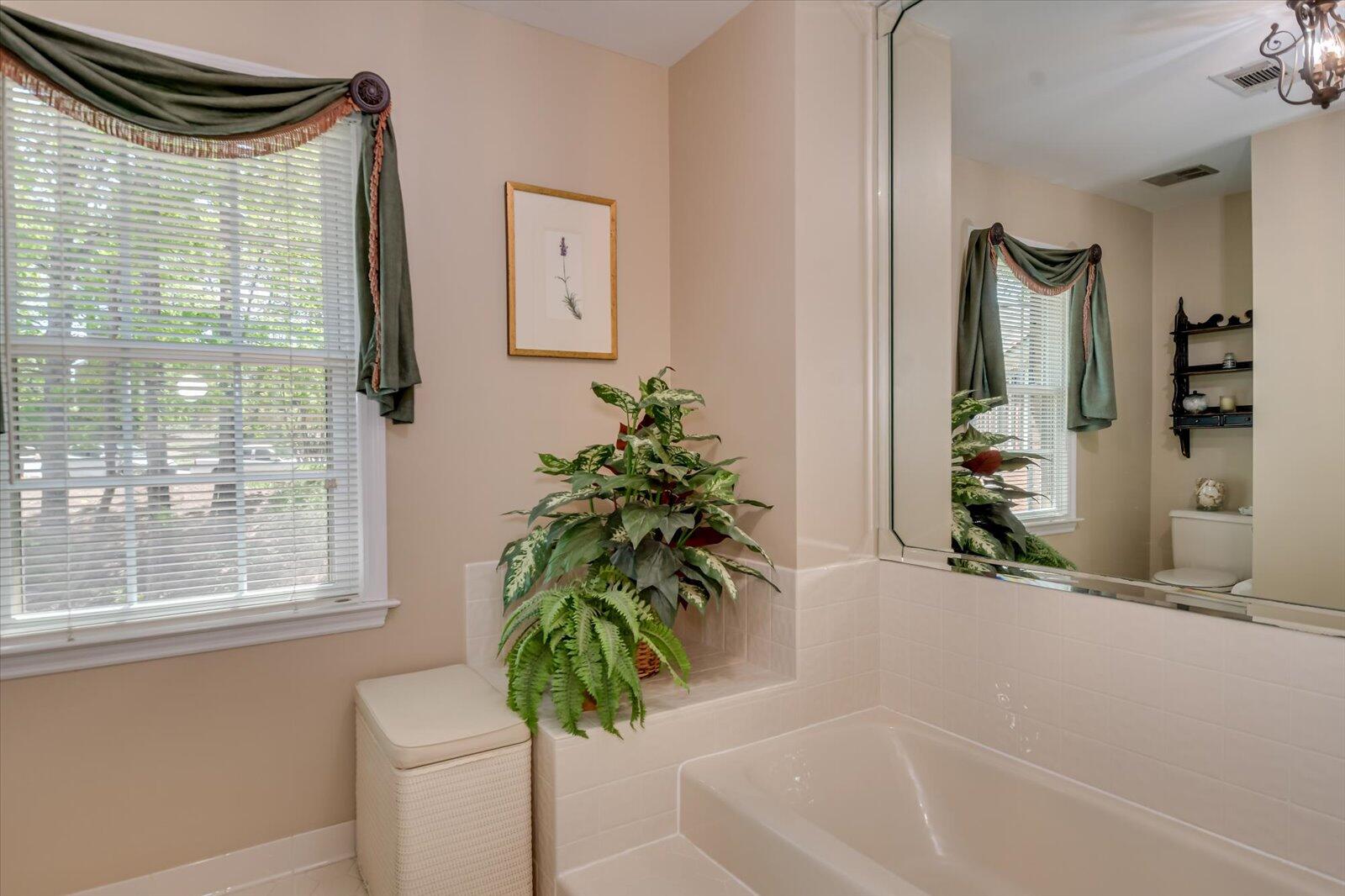 4196 N KNOLLCREST Circle