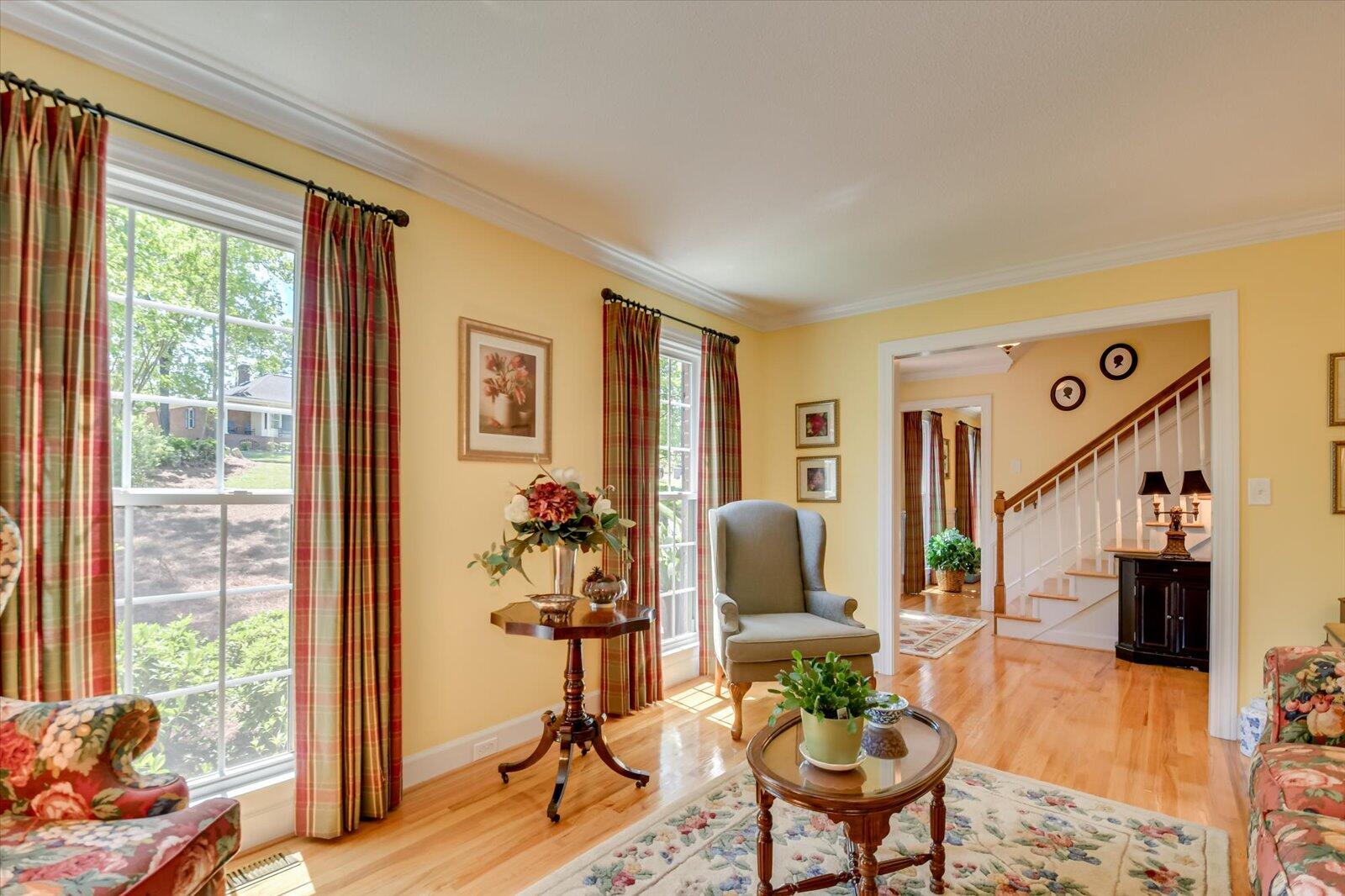 4196 N KNOLLCREST Circle