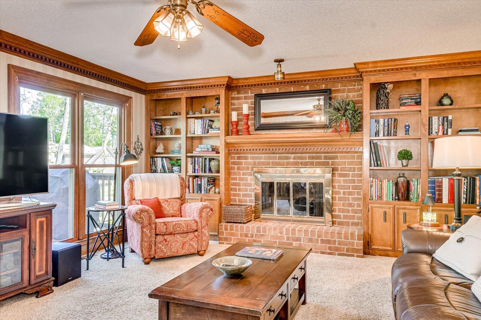 4196 N KNOLLCREST Circle