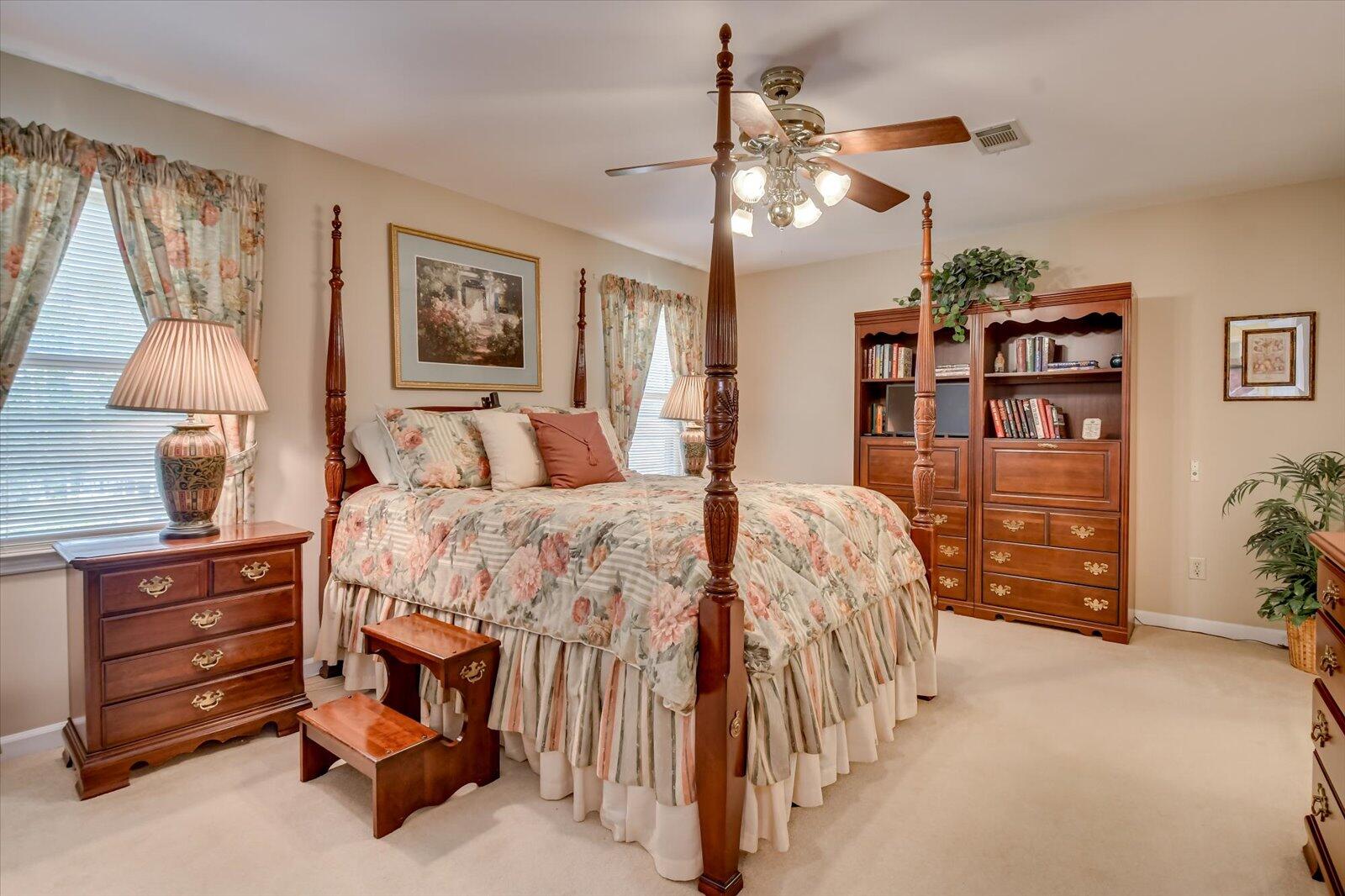 4196 N KNOLLCREST Circle