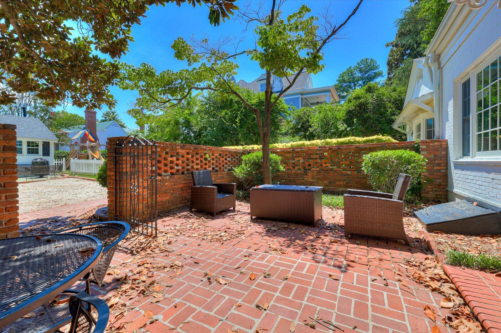 2318 Walton Way