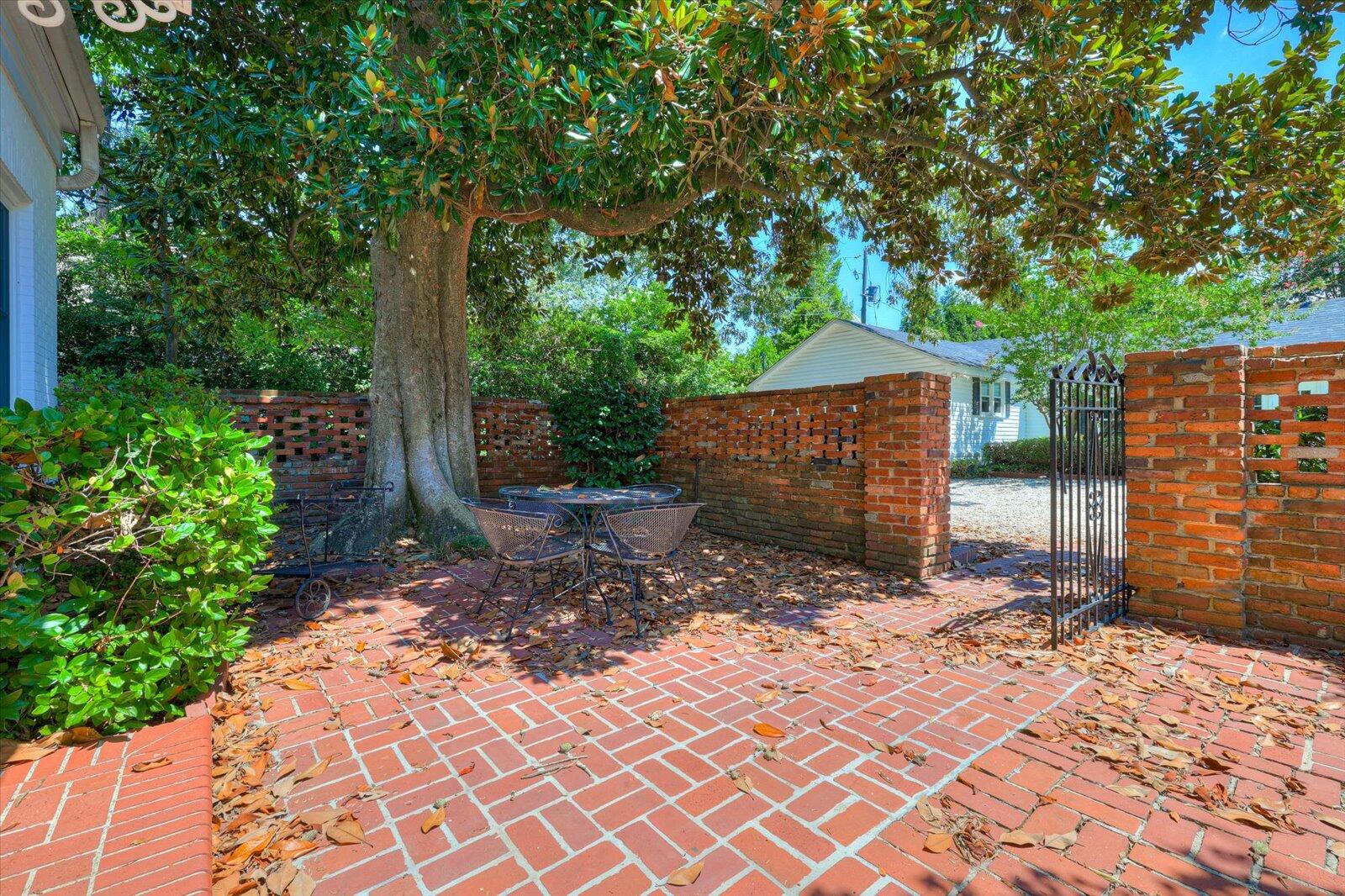 2318 Walton Way