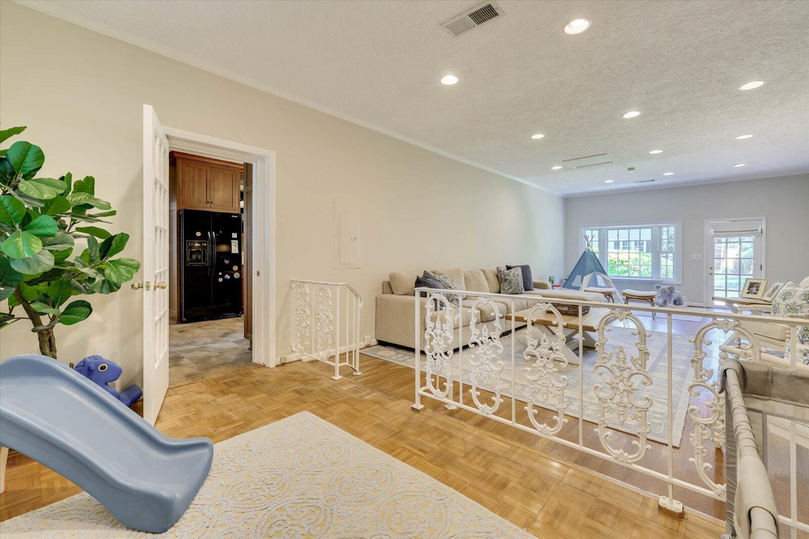 2318 Walton Way