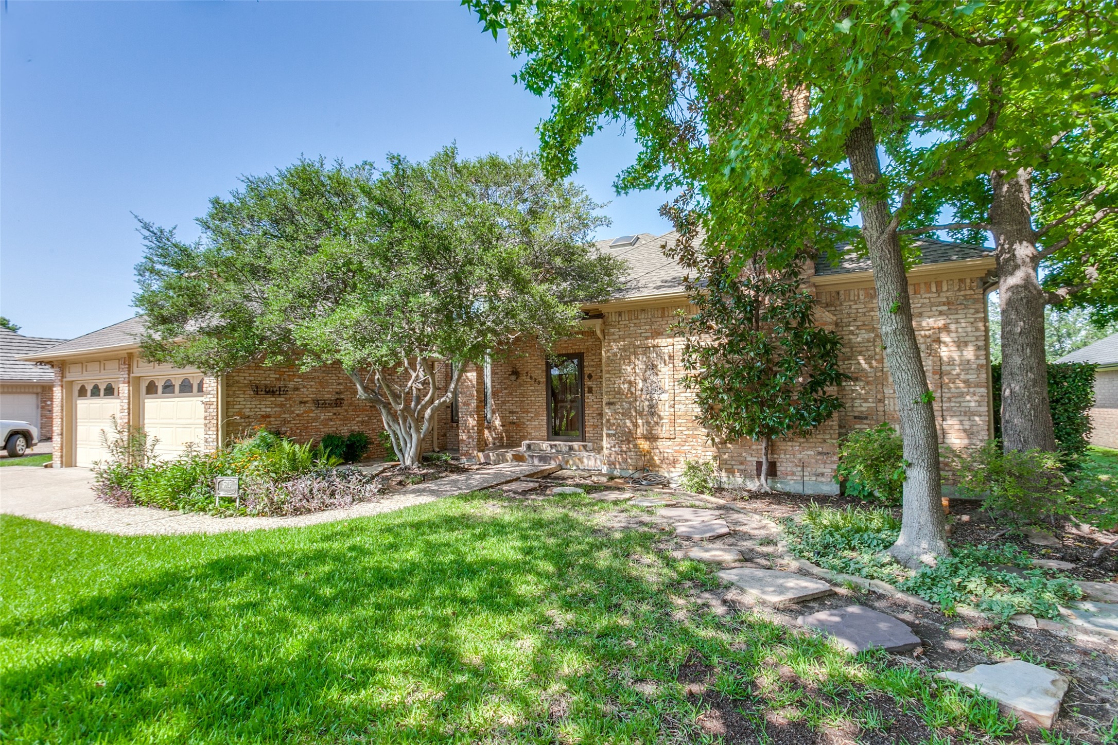 3915 Fairlakes Drive