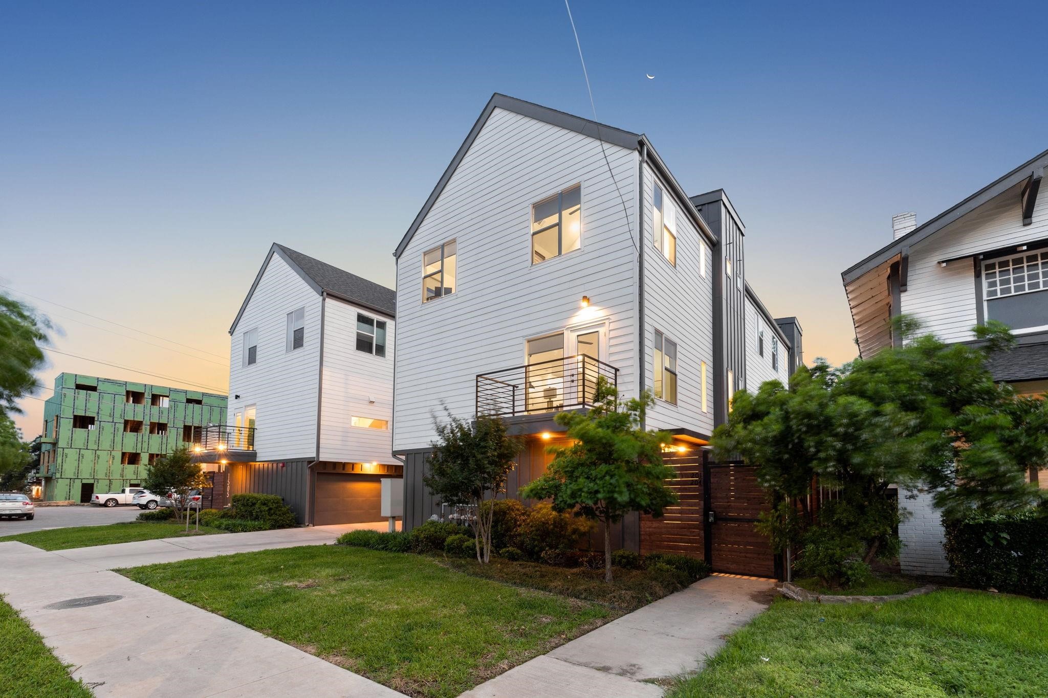 1507 N Garrett Avenue 201