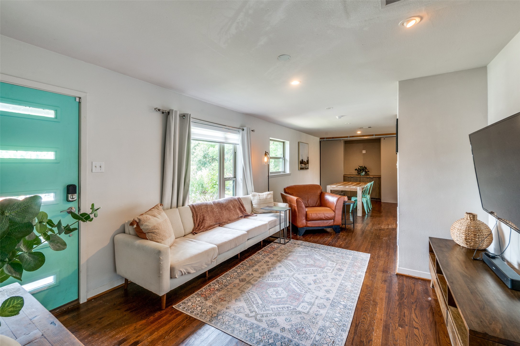 2211 Longwood Lane