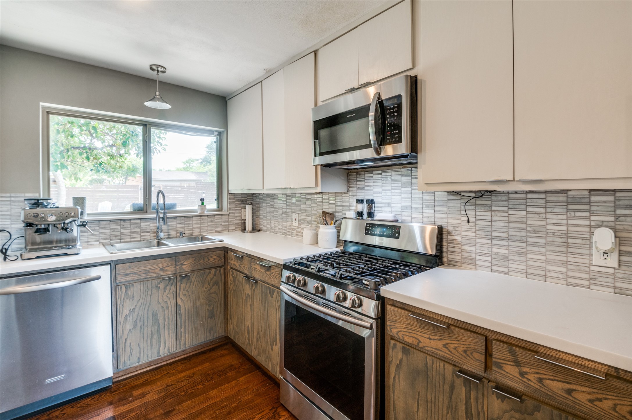 2211 Longwood Lane