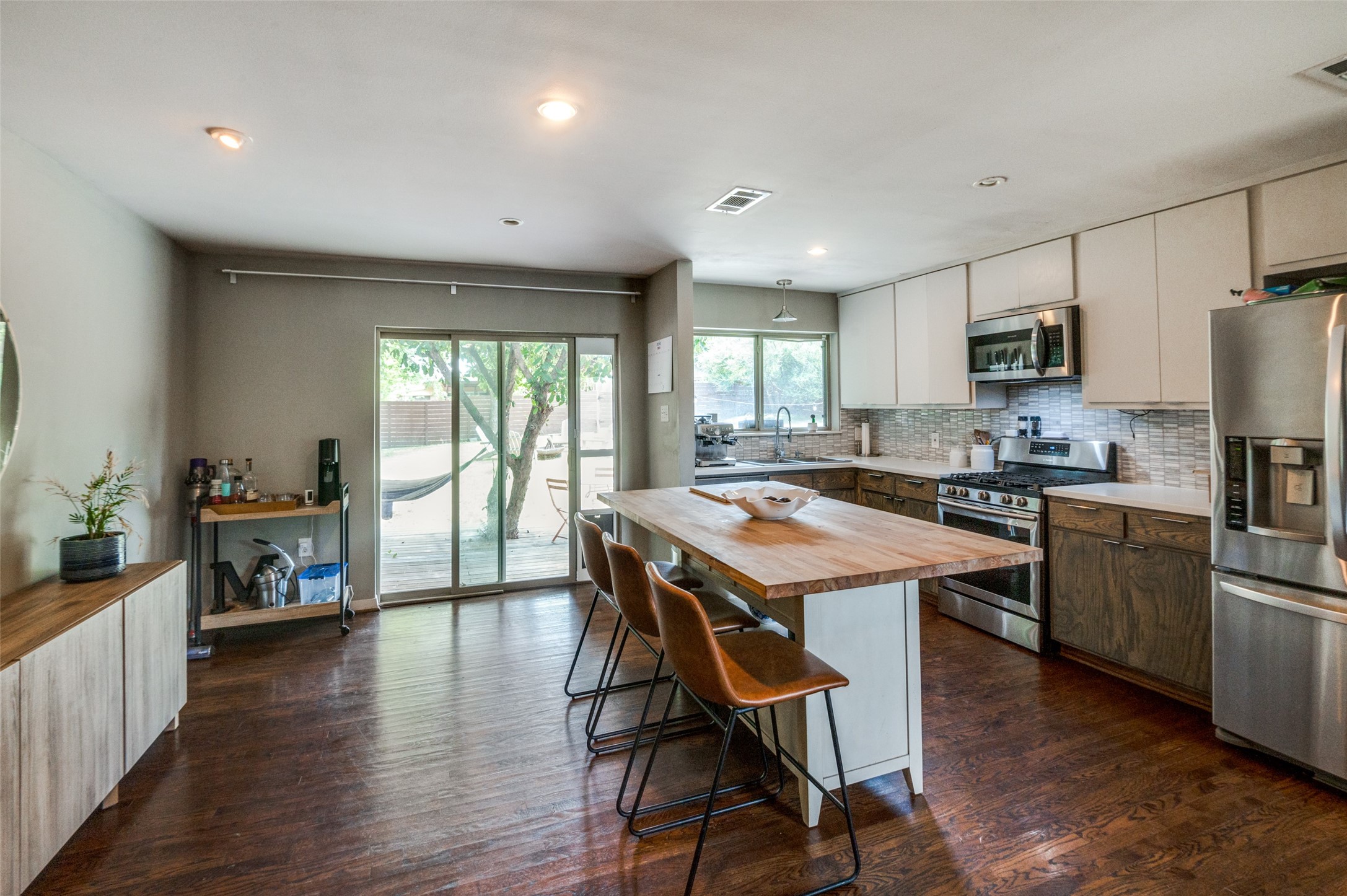 2211 Longwood Lane