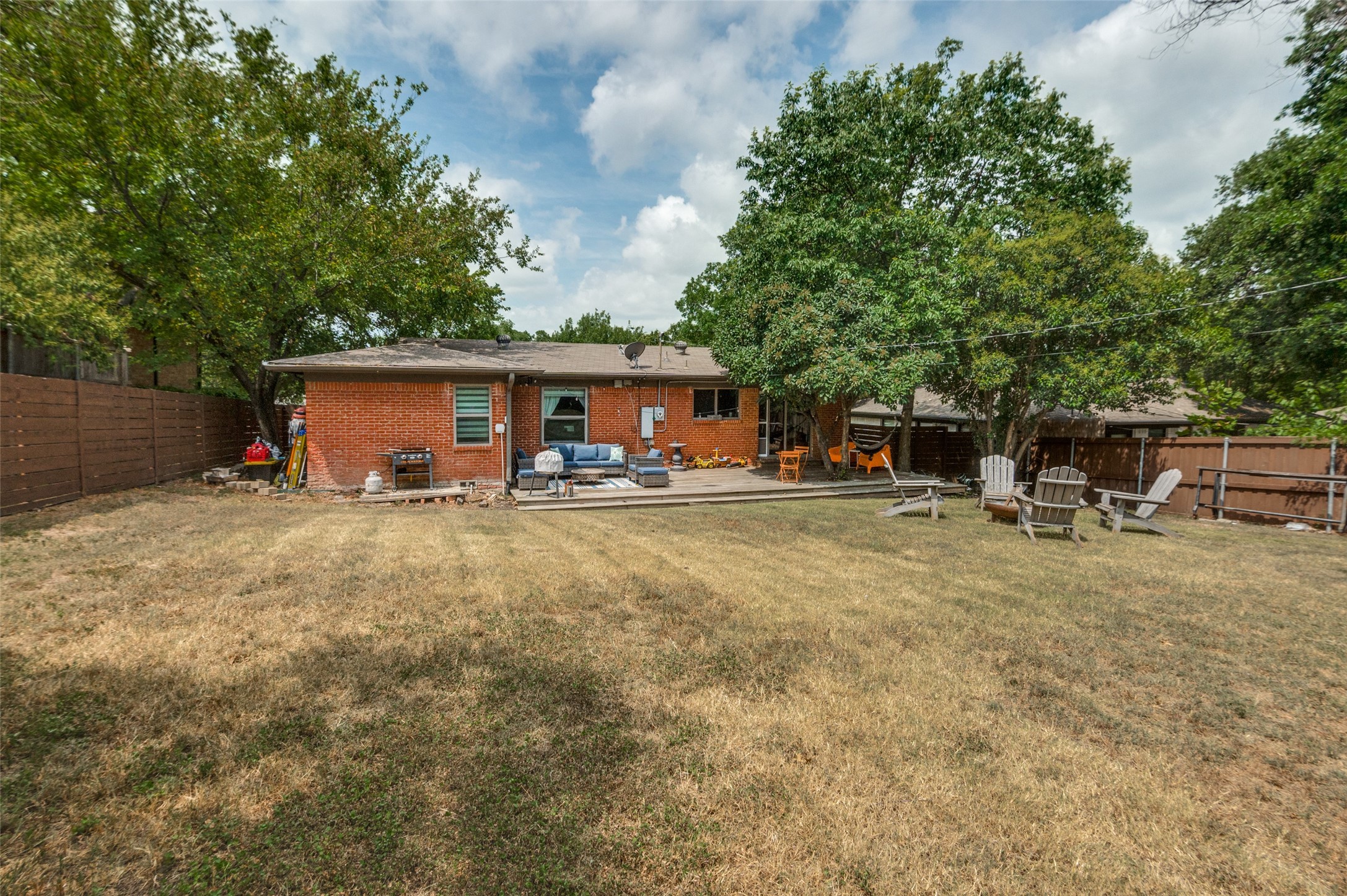 2211 Longwood Lane