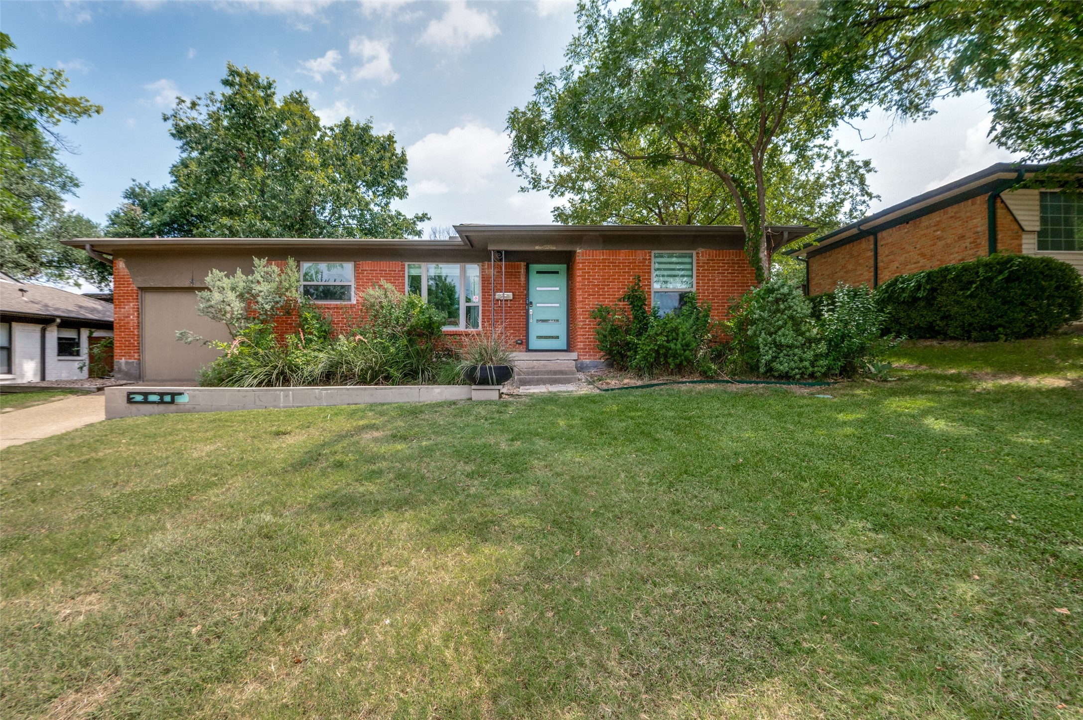2211 Longwood Lane