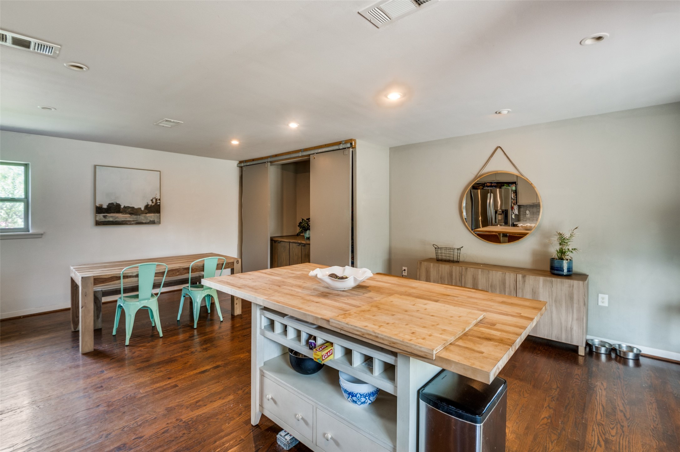 2211 Longwood Lane
