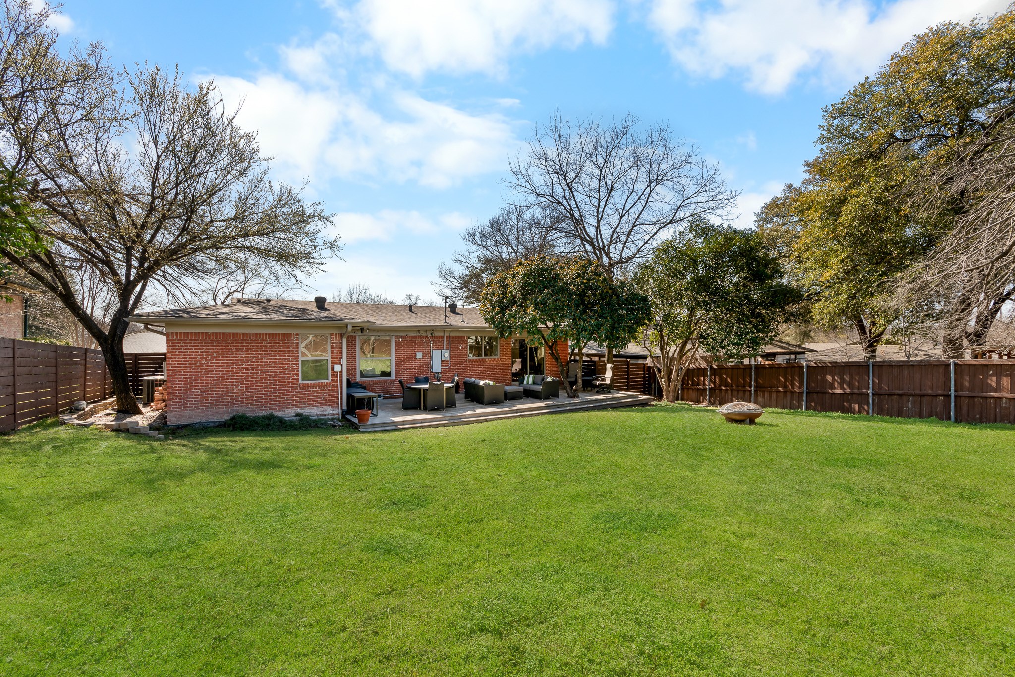 2211 Longwood Lane
