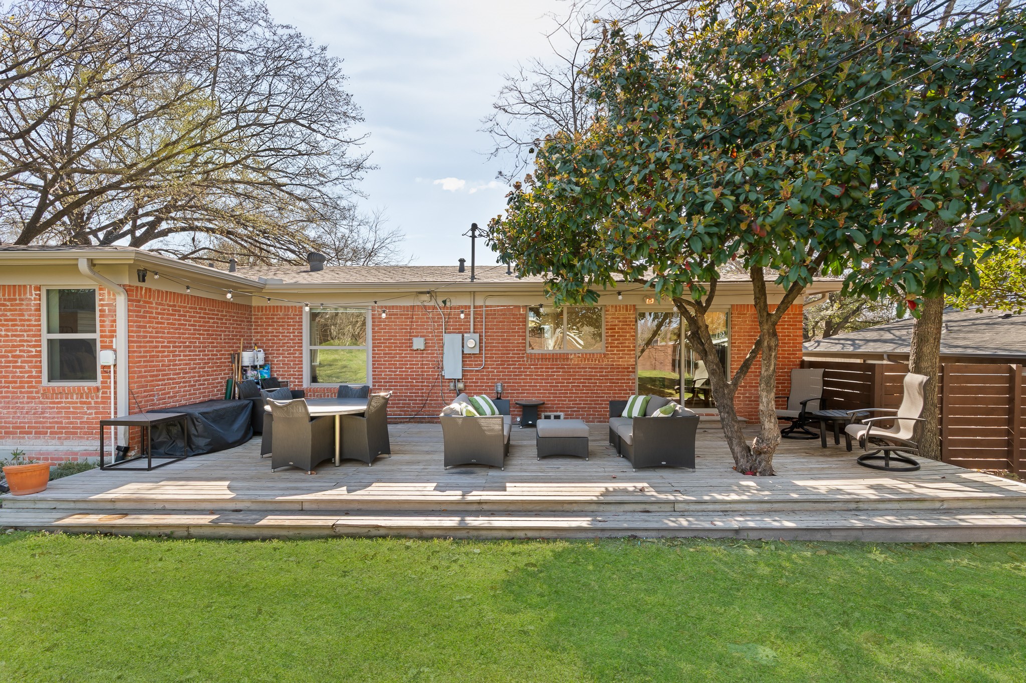 2211 Longwood Lane