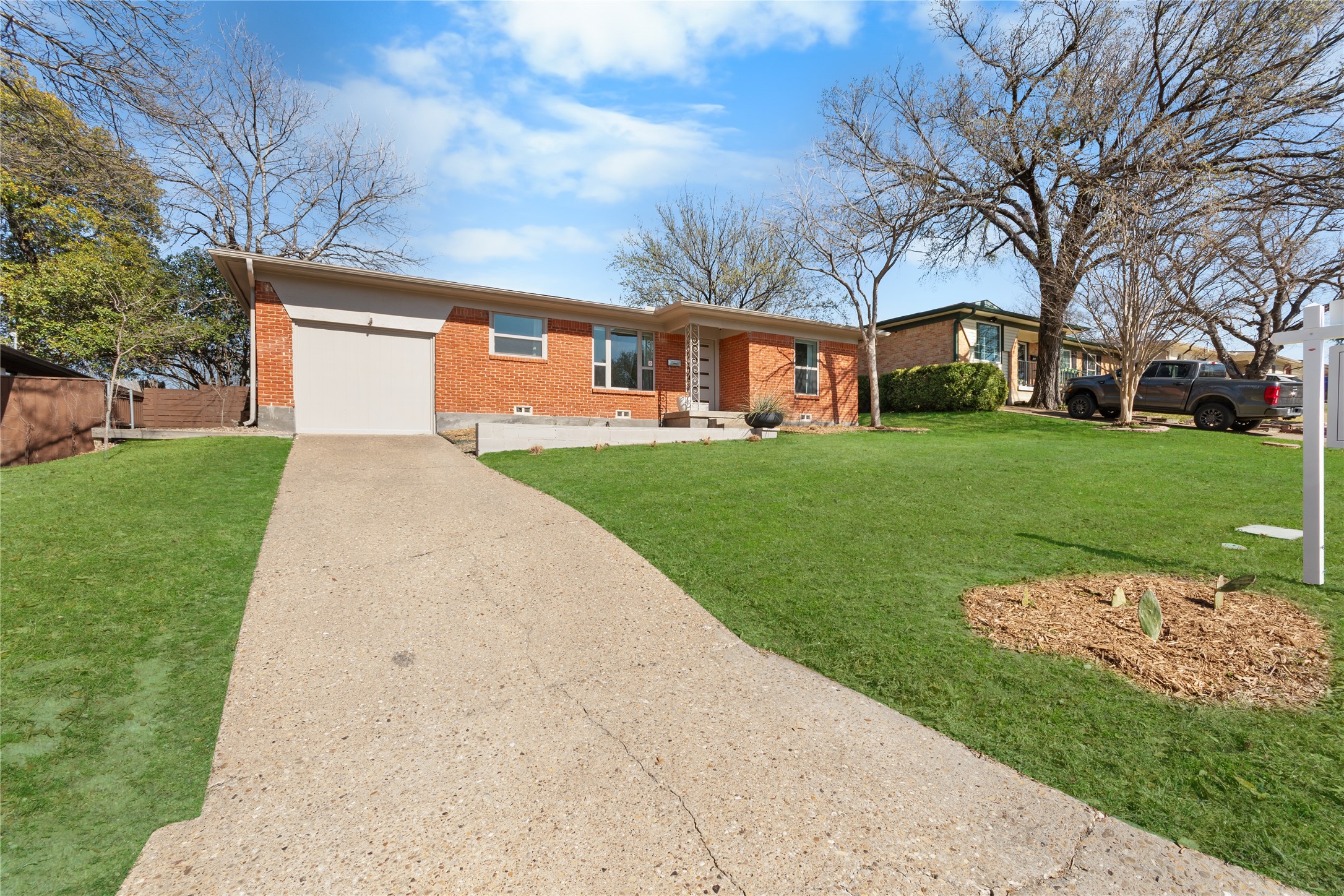 2211 Longwood Lane