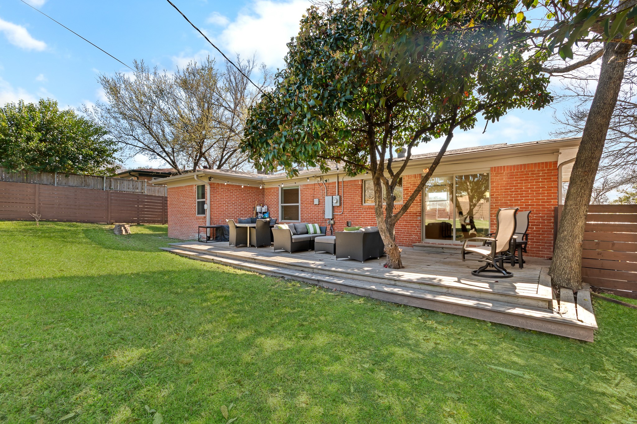 2211 Longwood Lane