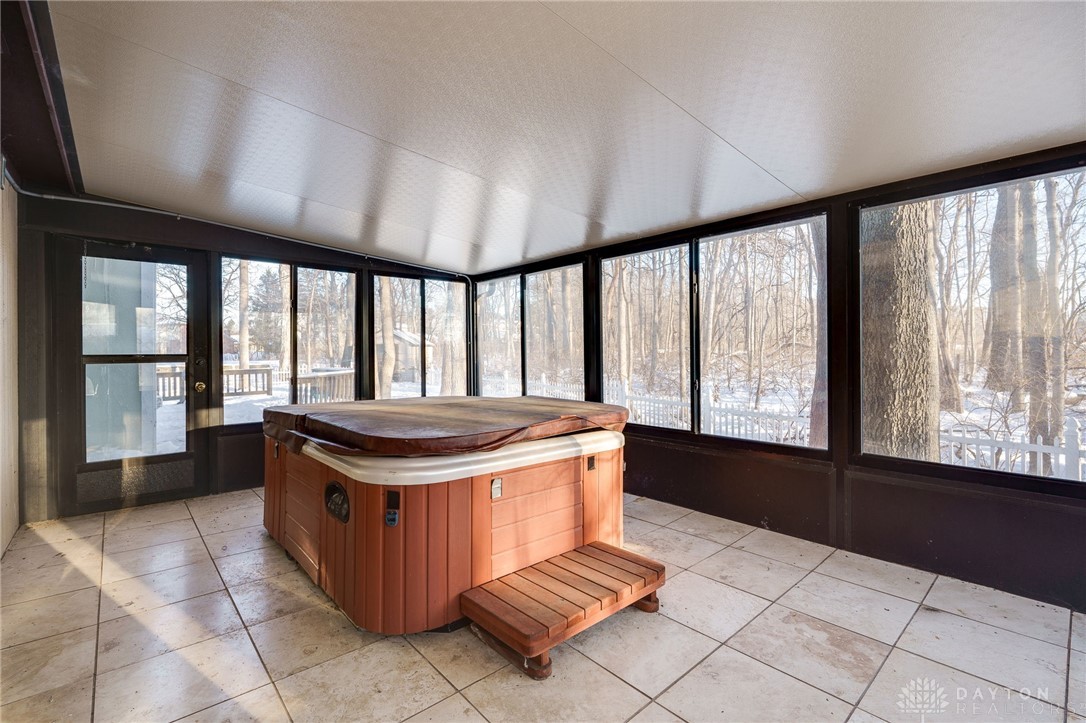 6422 Hollowview Trail