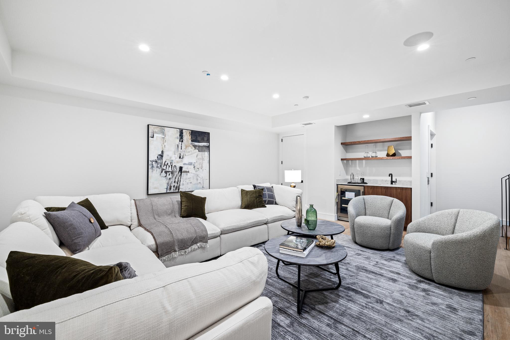 2100 Lombard St