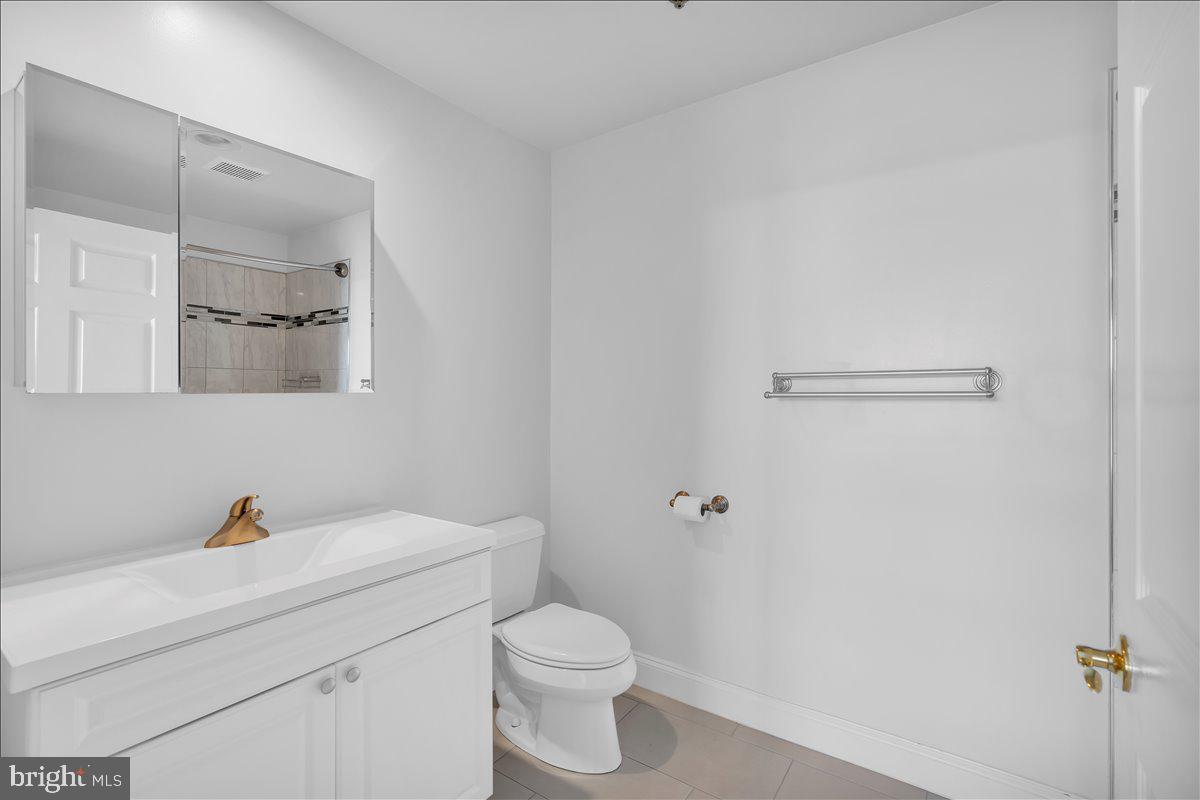 221-23 Race St #7