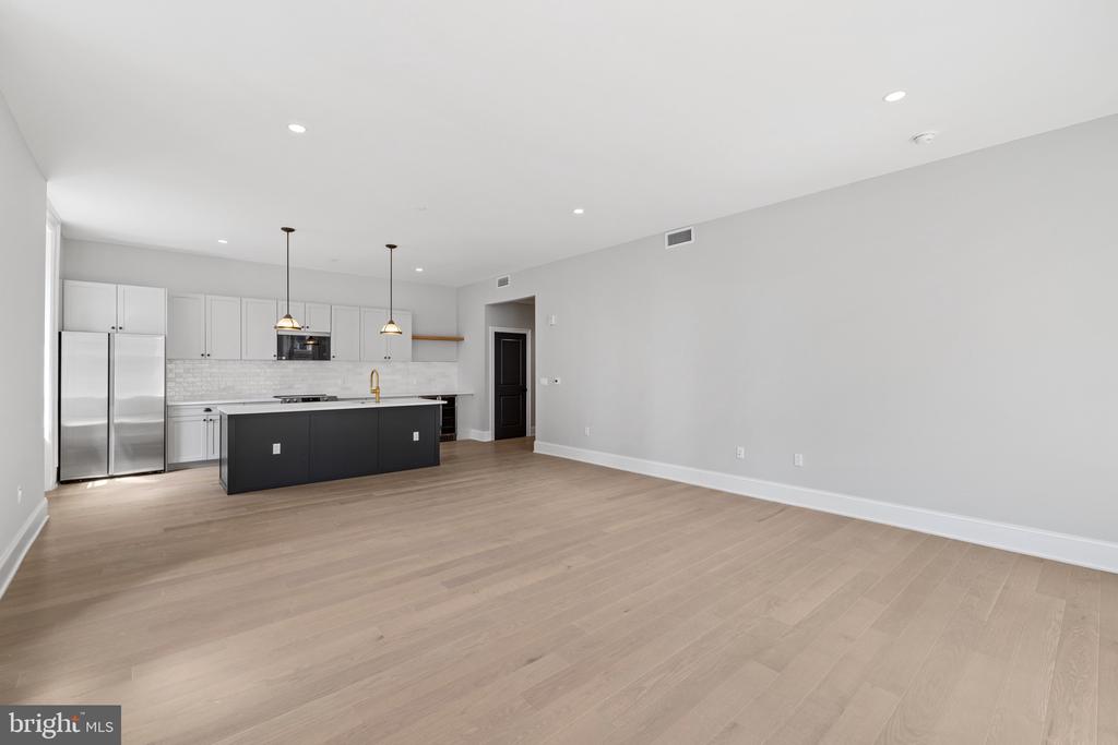200 S BROAD STREET Unit: 325