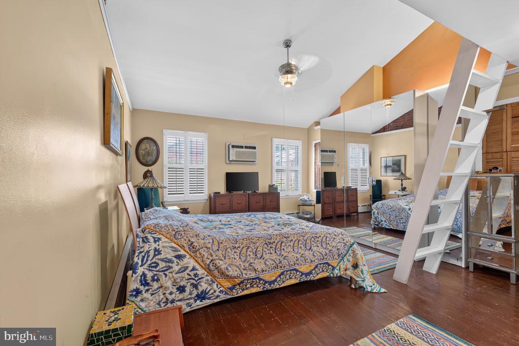 114 N 21ST