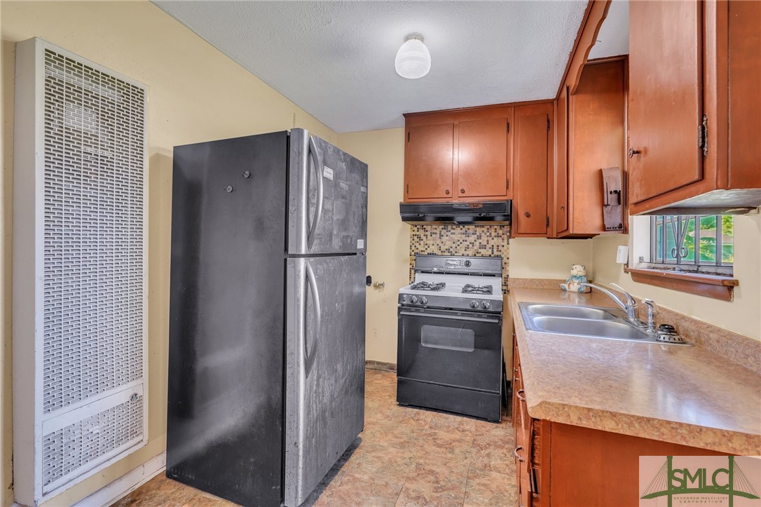 4905 1/2 Meding Street