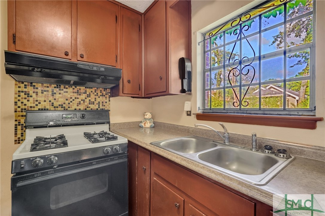 4905 1/2 Meding Street