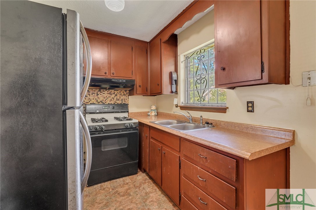 4905 1/2 Meding Street