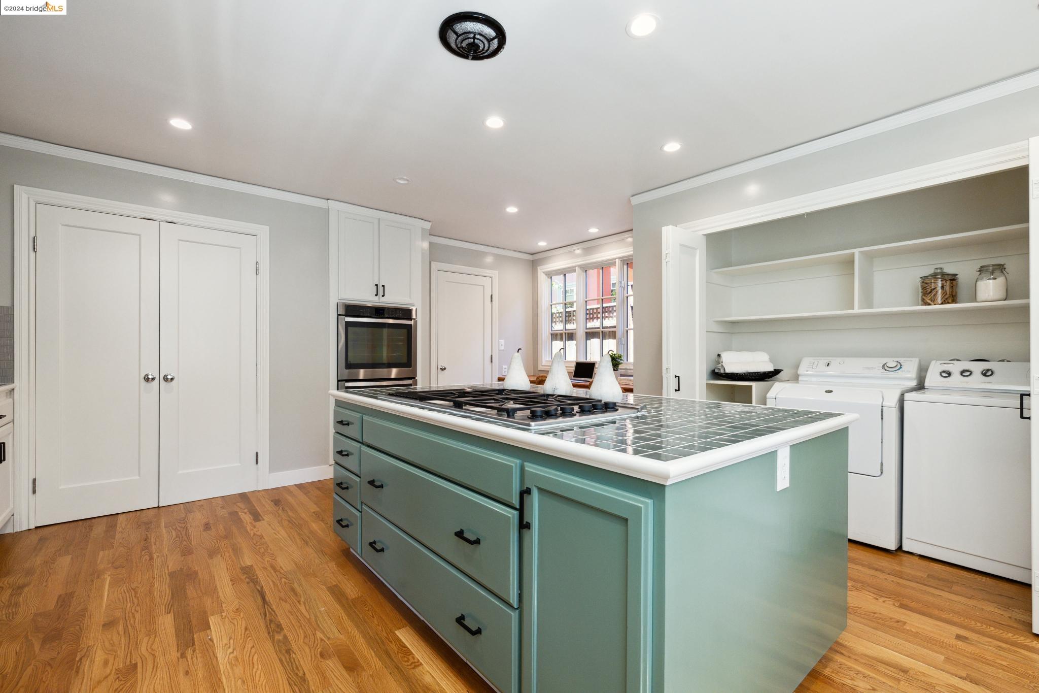 1057 Mariposa Ave