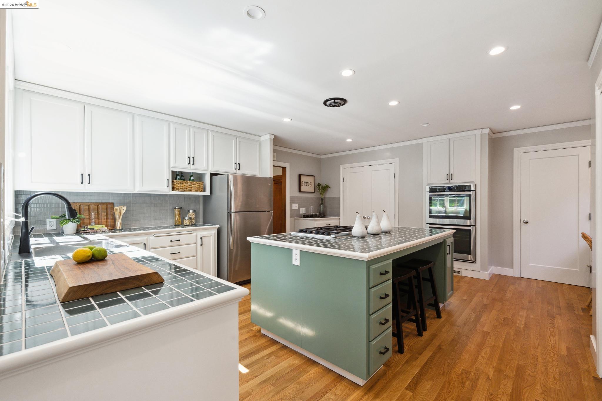1057 Mariposa Ave