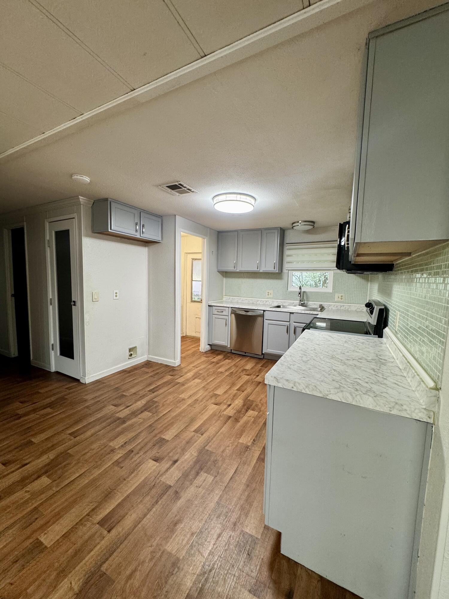 2301 S Divisadero Street, 98